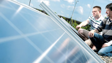 Zwei Männer vor der Solaranlage am Campus Deutz (Bild: FH Köln/Thilo Schmülgen)