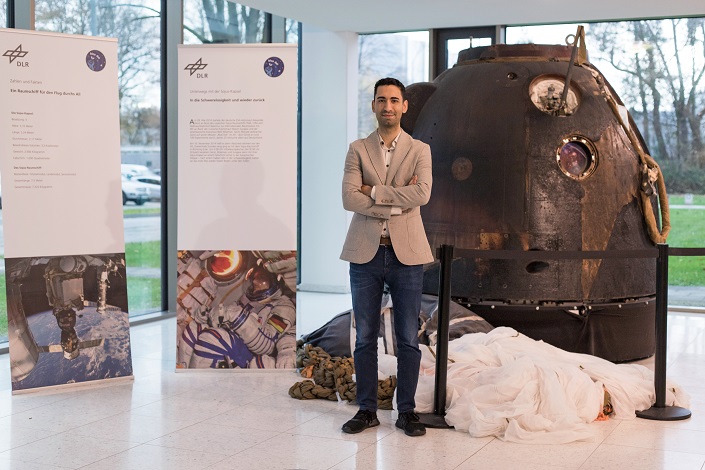 Dr. Hakan Akdag vor der Sojus-Kapsel, in der die Astronauten Alexander Gerst, Maxim Surajew und Reid Wiseman 2014 sicher zur Erde zurückkehrten, auf dem Gelände des Deutschen Zentrums für Luft- und Raumfahrt (DLR) in Köln. Dr. Hakan Akdag vor der Sojus-Kapsel, in der die Astronauten Alexander Gerst, Maxim Surajew und Reid Wiseman 2014 sicher zur Erde zurückkehrten, auf dem Gelände des Deutschen Zentrums für Luft- und Raumfahrt (DLR) in Köln.