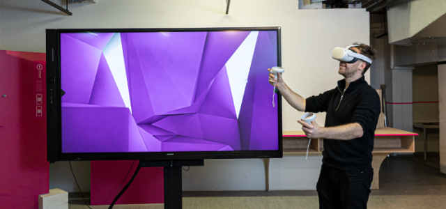 Zu sehen ist eine Person mit VR-Brille. (Bild:ZLE)