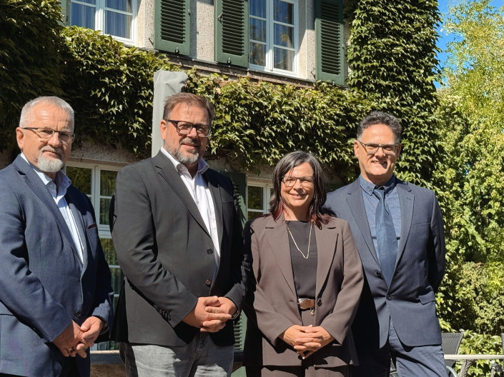 Zu sehen sind die Redner*innen von links nach rechts: Herr Michallik, Herr Maaz, Frau Fahrer und Herr Reuter.