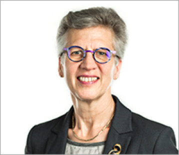 Porträt von Frau Ursula Georgy im schwarzen Blazer und blauer Brille