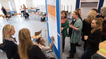 Foto: Anmerkungen an einer Posterwand vornehmen (Bild: Costa Belibasakis)