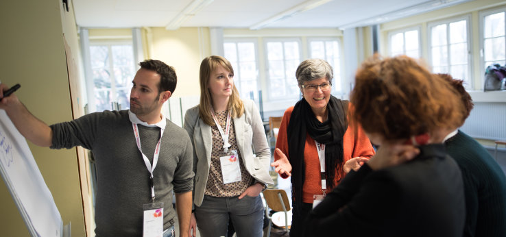 Foto: Flipchartdokumentation und Diskussion (Bild: Costa Belibasakis / TH Köln)