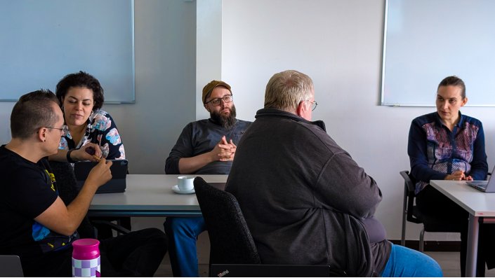 Mitglieder der CoE digitale Lehre im Gespräch.