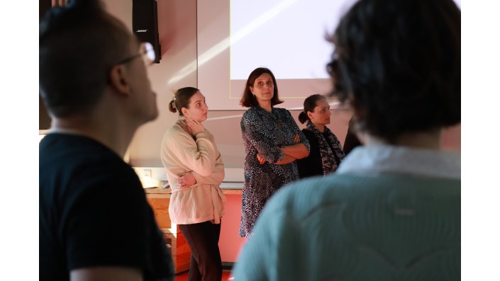 Drei Mitglieder der Community of Experts betrachten die festgehaltenen Ziele (nicht im Bild). 