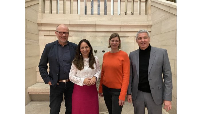 Prof. Dr.-Ing. Josef Rosenkranz, Prof. Dr. Sarah Maihaus, Dr. Vanessa Mai und Prof. Dr. Axel Fassbender posieren für ein Gruppenfoto