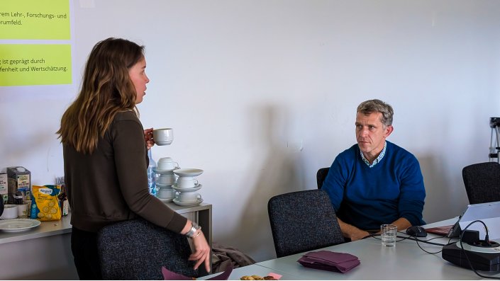 Elvira Basyrova unterhält sich mit einem Mitglied der CoE.