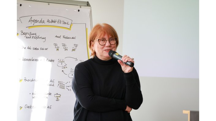 Birgit Szczyrba begrüßt die Mitglieder des Expertisezirkels