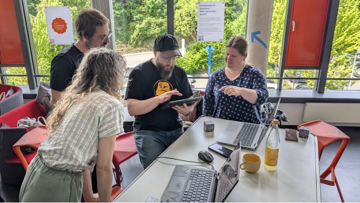 Die Mitglieder des EZ DLE testen verschiedene AR-Anwendungen auf IPads.
