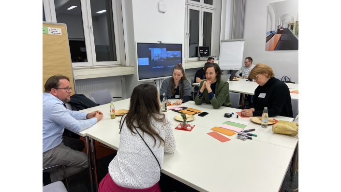 Die Teilnehmenden arbeiten gemeinsam in Gruppen an der Frage "Wer programmiert die perfekte künstliche Lehrperson?"