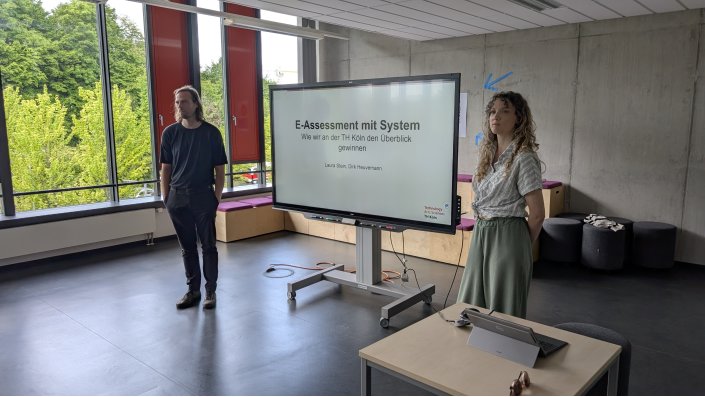 Dirk Heuvemann und Laura Stein sprechen über E-Assessments an der TH Köln.