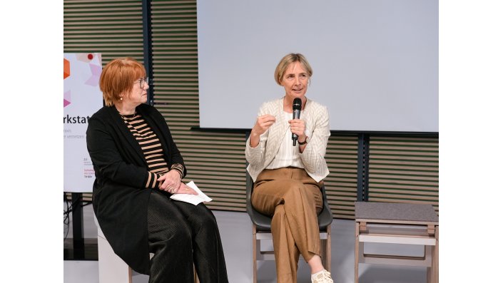 Dr. Birgit Szczyrba und Prof. Dr. Sylvia Heuchemer sitzen nebeneinander und Prof. Heuchemer spricht. 