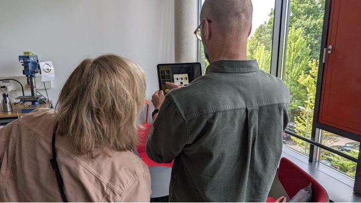 Die Mitglieder des EZ DLE testen verschiedene AR-Anwendungen auf IPads.