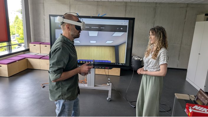Live-Test einer VR Brille während der Sitzung.