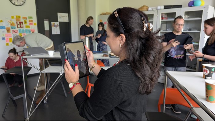 Die Mitglieder des EZ DLE testen verschiedene AR-Anwendungen auf IPads.