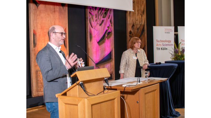 Prof. Dr. Dr. Oliver Reis und Dr. Birgit Szczyrba im Gespräch mit den Teilnehmenden.