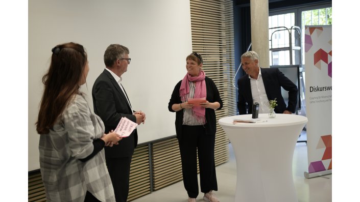 Von rechts nach links: Vivian Kowalzik, Prof. Dr. Klaus Becker, Dr. Antonia Wunderlich und Prof. Dr. Axel Fassbender eröffnen die Diskurswerkstatt