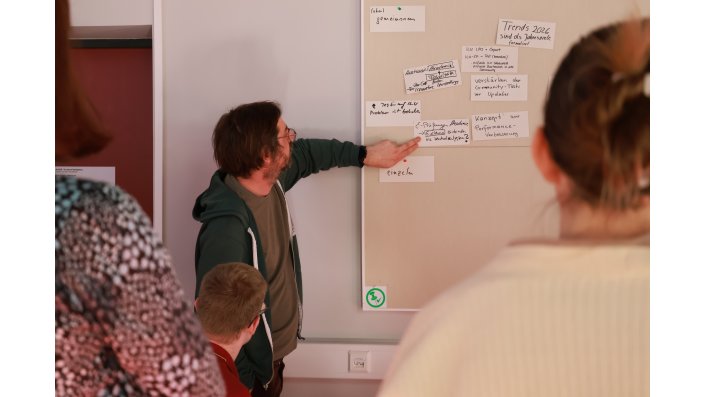 Timo van Treeck führt durch Jahresziele für 2026, die auf einer Pinwand gesammelt wurden.