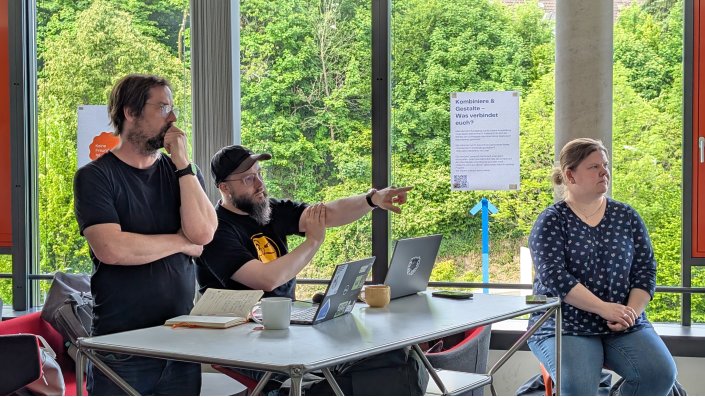 Timo van Treeck und Fabian Sesterhenn stellen Rückfragen zum Plugin Edutiek.