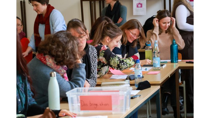 Mitglieder des EZ schreiben ihre Gedanke auf Metaplankarten.