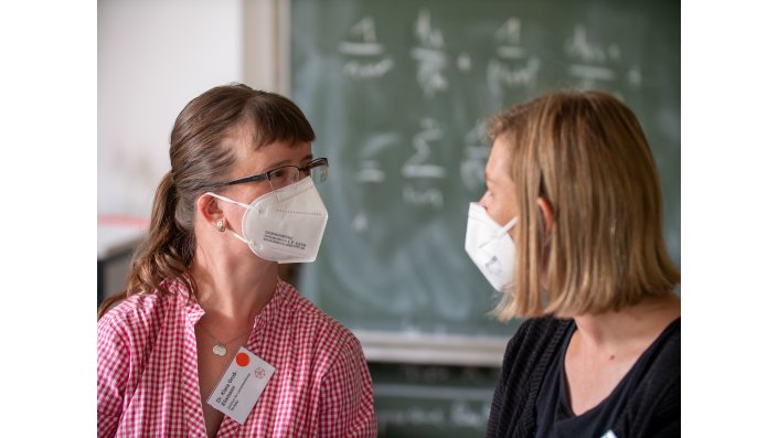 Vanessa Mai und Dr. Klara Groß-Elixmann tauschen sich als Moderation zu ihrem Workshop "Motiviert und erfolgreich - Kompetenzraum Hochschule" aus.