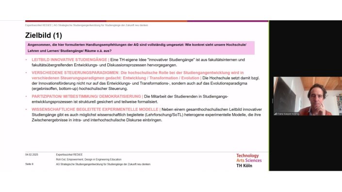 Prof. Dr. Franz Krönig präsentiert das Zielbild der AG Strategische Studiengangentwicklung