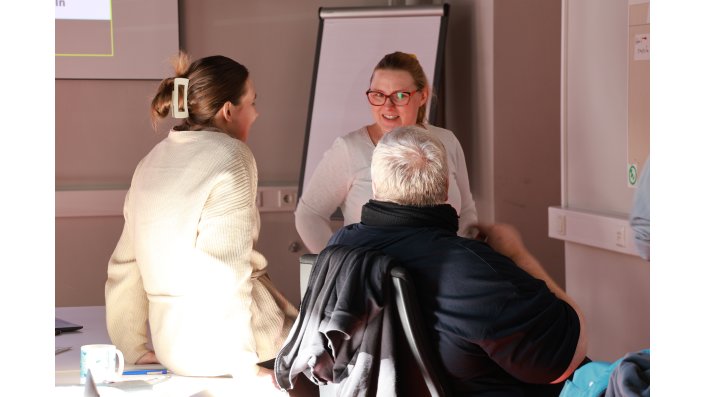 Drei Mitglieder der Community of Experts für digitale Lehre in einem Gespräch. 