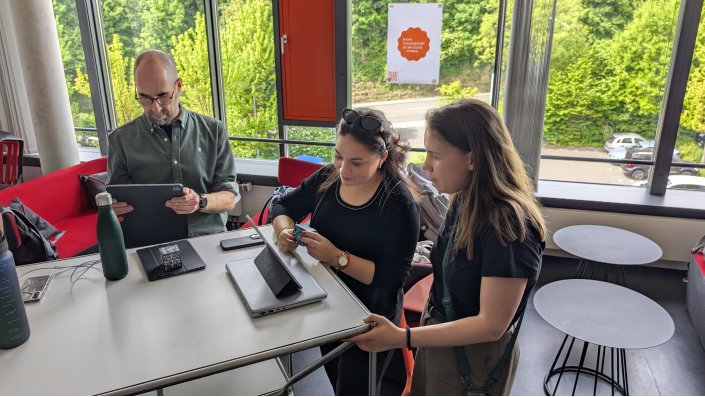 Die Mitglieder des EZ DLE testen verschiedene AR-Anwendungen auf IPads.