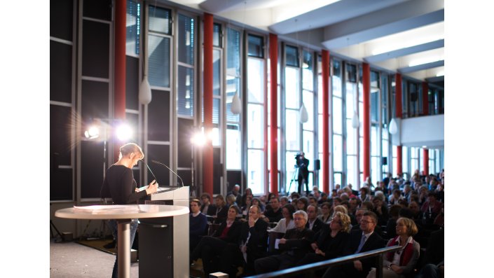 Foto: Keynotesprecherin Gabi Reinmann, erste Reihe mit 1. und 2. Vorstandsvorsitzenden der dghd und Hochschulleitung TH Köln