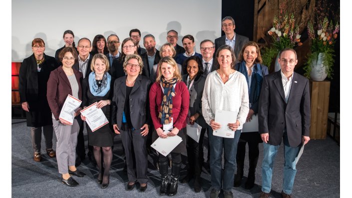 Foto: auf dem Podium in der Aula mit Ehrung der Lehrpreisanträger*innen