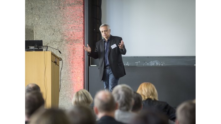 Prof. Freyermuth auf der Bühne während einer Keynote