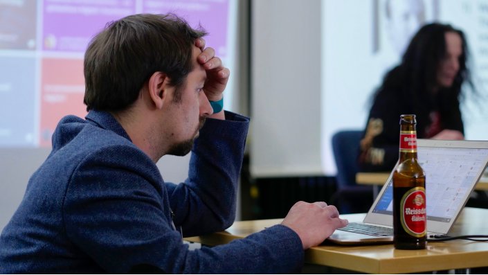 Foto: Timo voan Treeck mit Getränk vor Laptop