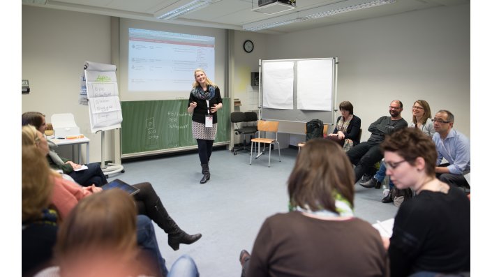 Foto: Diskussion im Halbkreis, Präsentation