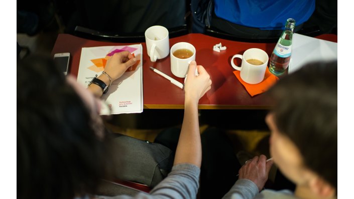 Foto: Hprsaalreihe mit Kaffee, Tee, Tagungsprogramm