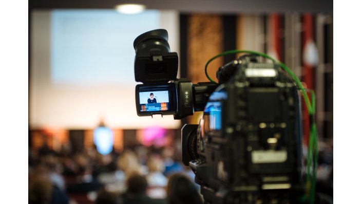 Foto: Videokamer mit Bild der Keynotespeakerin Gabi Reinmann