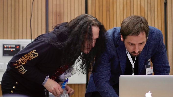 Christian Spannagel und Timo van treeck schauen gemeinsam aufs Laptop