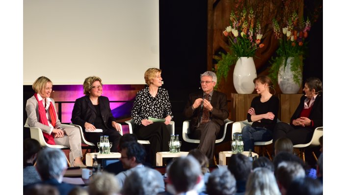 Foto: Prof'in Dr. Sylvia Heuchemer, Ministerin Svenja Schulze, Moderatorin Nina Lindlahr, Prof. Dr. Manfred Prenzel, Prof'in Dr. Gabi Reinmann, Prof'in Dr. Marianne Merkt