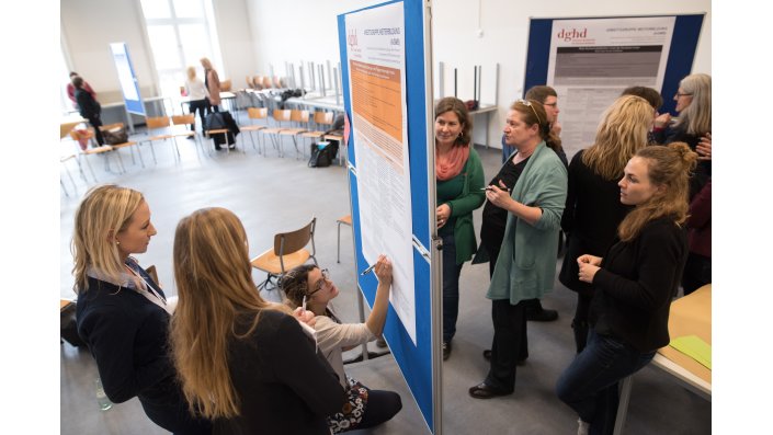 Foto: Anmerkungen an einer Posterwand vornehmen