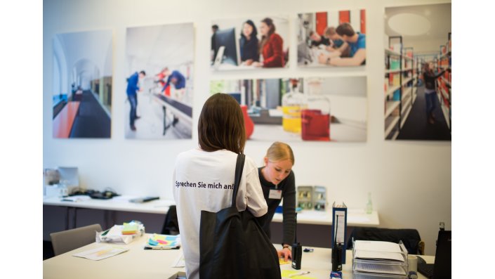 Foto: Helferinnen auf der Tagung mit T-Shirt-Aufruck: Sprechen Sie mich an