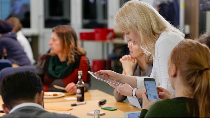 Foto: Teilnehmende arbeiten an Endgeräten