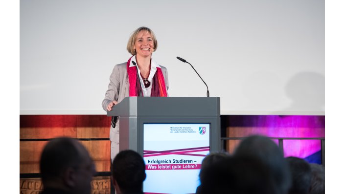 Foto: Sylvia Heuchemer begrüßt zum Kongress