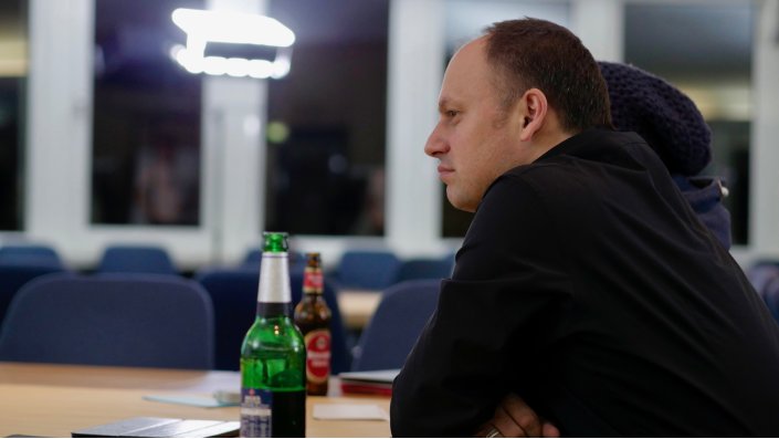 Foto: Zwei Teilnehmende vor Getränken