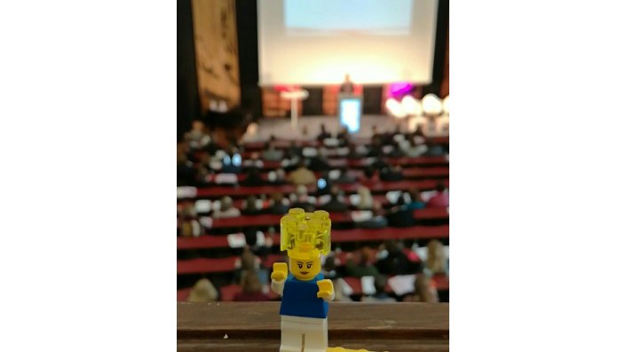 Lego-Figut auf der Empore in der Aula