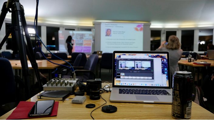 Foto: Übertragungsmonitor und Blick afu die Leiwnand mit Präsentation