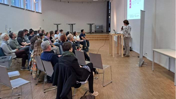 Frau spricht vor Publikum
