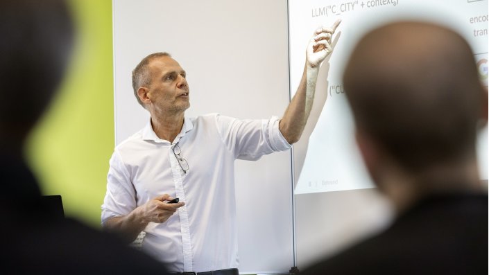 Prof. Dr. Andreas Behrend vor einer Projektion