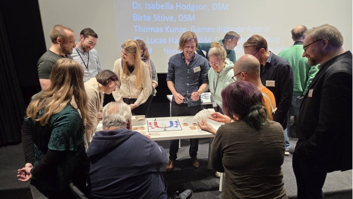 Menschen um einen Tisch herum