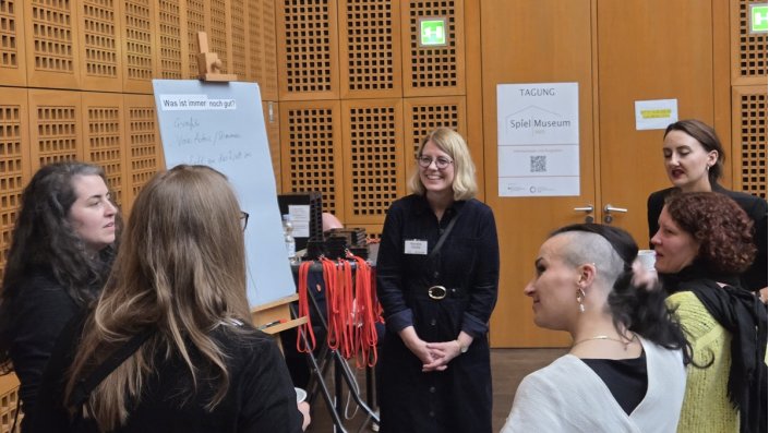 mehrere Personen vor einem Flipchart