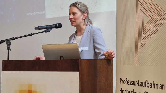Dr. Lisa Broß