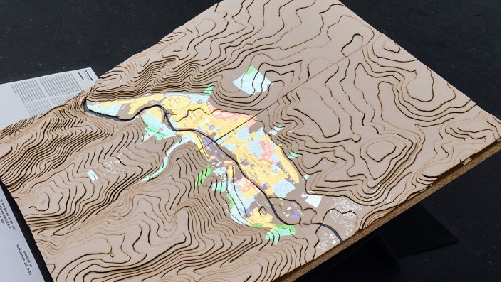 [Foto] Topografisches Modell eines Flusslaufs